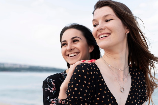 Foto gratuita hermosas chicas divirtiéndose en la playa