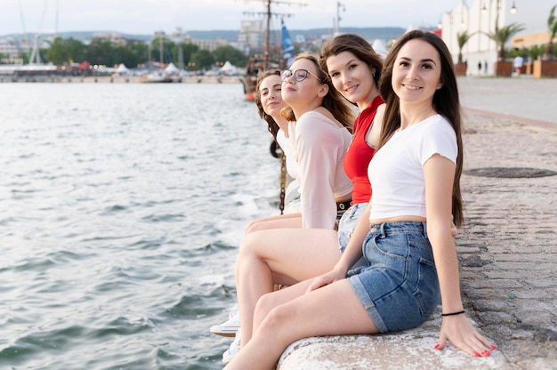 Foto gratuita hermosas chicas divirtiéndose en la playa