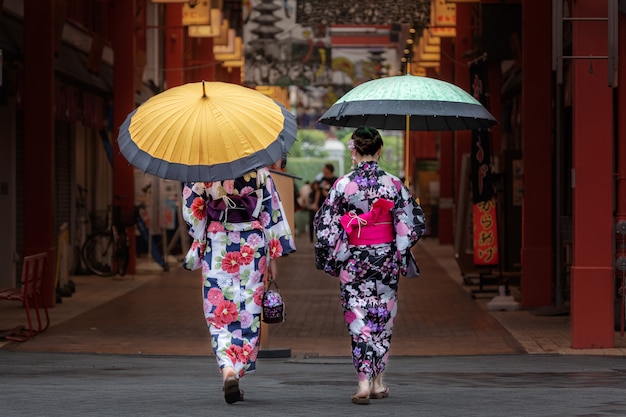 Hermosas chicas japonesas en kimono y con paraguas.