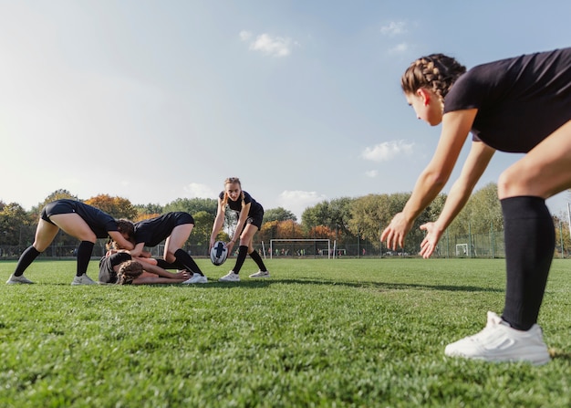 Hermosas chicas jóvenes jugando rugby