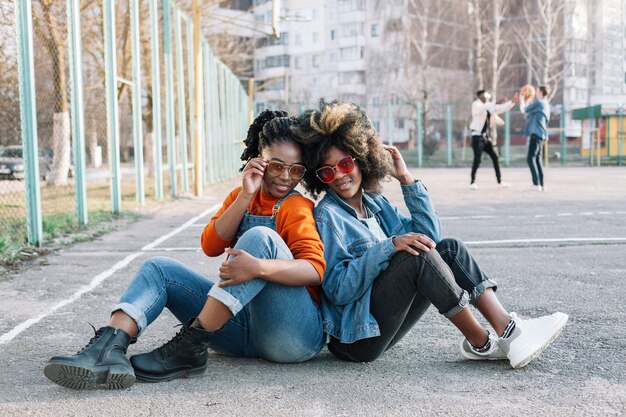 Hermosas chicas jóvenes posando al aire libre