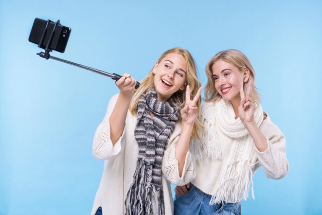 Hermosas chicas jóvenes tomando una selfie