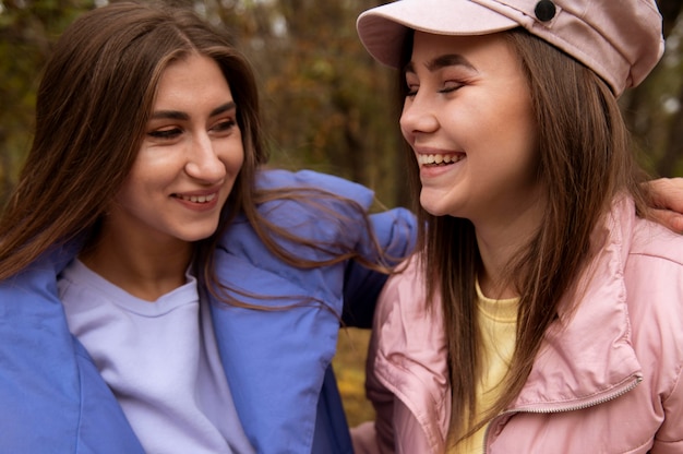 Hermosas chicas pasando tiempo juntas