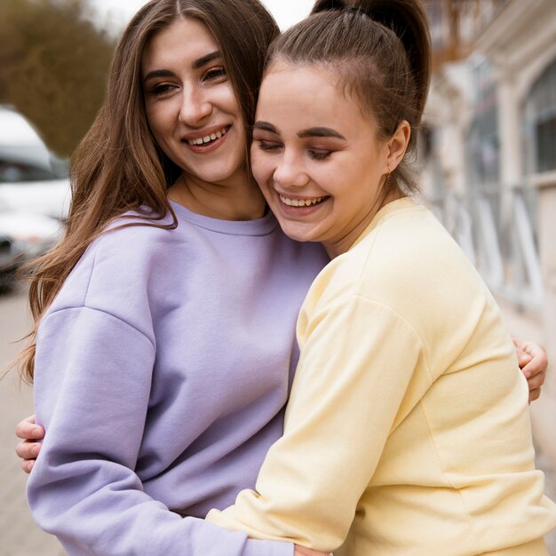 Hermosas chicas pasando tiempo juntas