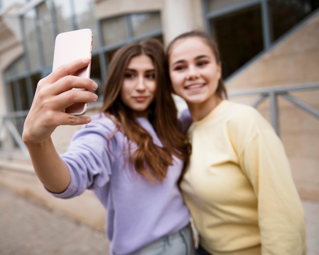 Foto gratuita hermosas chicas pasando tiempo juntas