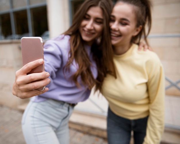 Hermosas chicas pasando tiempo juntas