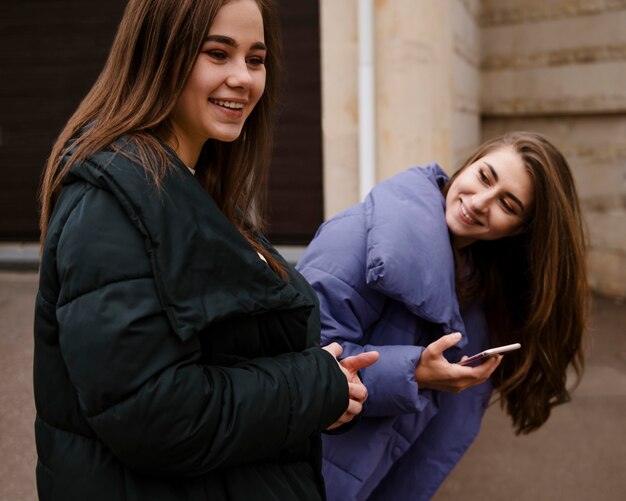 Hermosas chicas pasando tiempo juntas