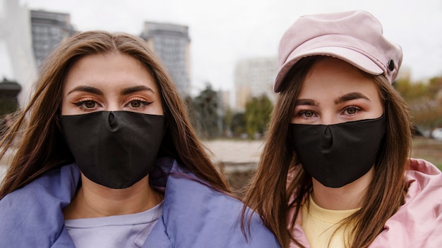 Foto gratuita hermosas chicas pasando tiempo juntas