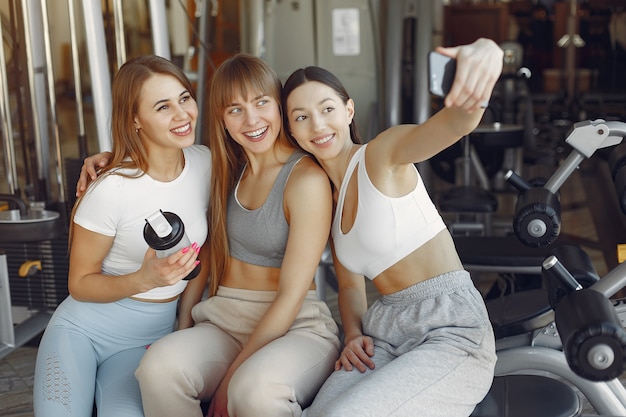 Foto gratuita unas hermosas chicas sentadas en un gimnasio