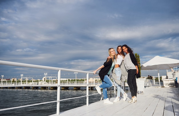 Hermosas chicas sonrientes posando fotógrafo. Emociones positivas.