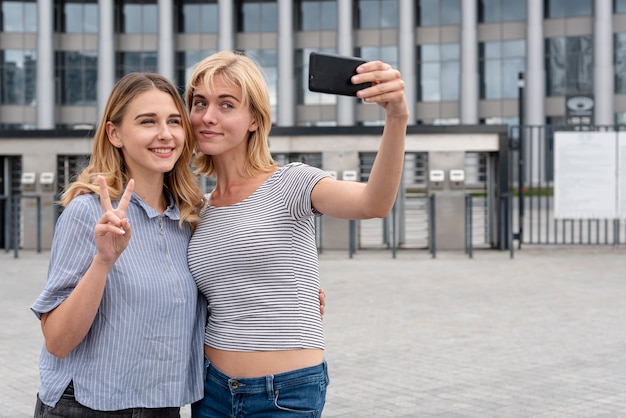 Foto gratuita hermosas chicas tomando una selfie juntas