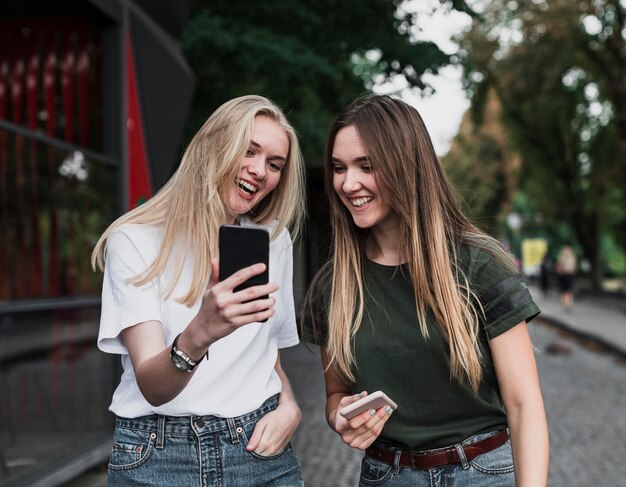 Hermosas chicas tomando una selfie con teléfono