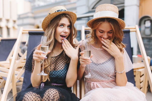 Hermosas chicas en trapos alegres celebrando un evento importante, pasar tiempo al aire libre