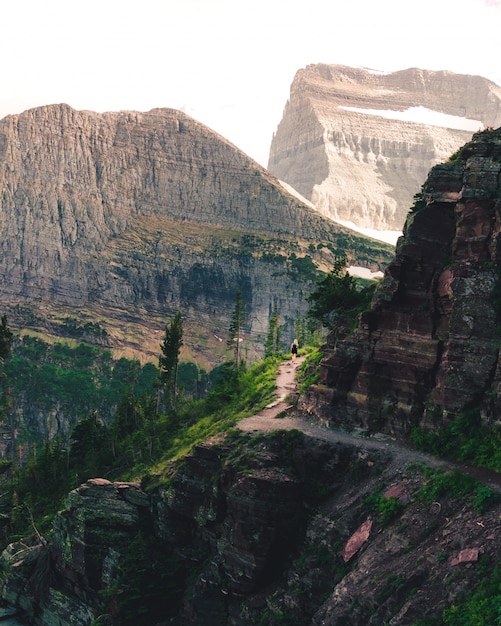 Foto gratuita hermosas colinas empinadas y las montañas nevadas con el cielo increíble