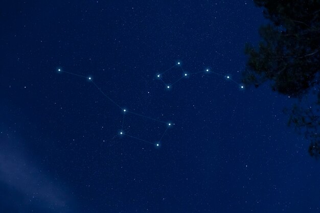 Hermosas constelaciones en el cielo azul