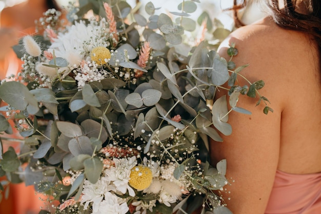 Hermosas damas de honor en bonitos vestidos al aire libre