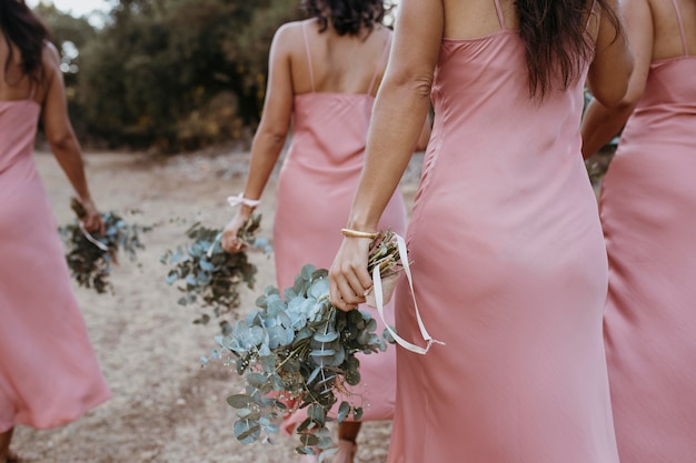 Hermosas damas de honor celebrando la boda de su amiga