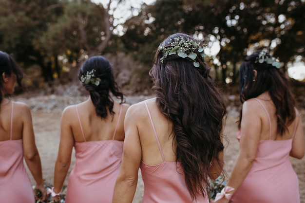 Foto gratuita hermosas damas de honor celebrando la boda de su amiga