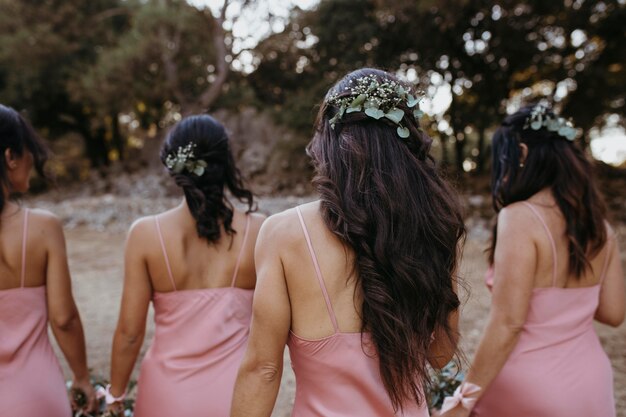 Hermosas damas de honor celebrando la boda de su amiga