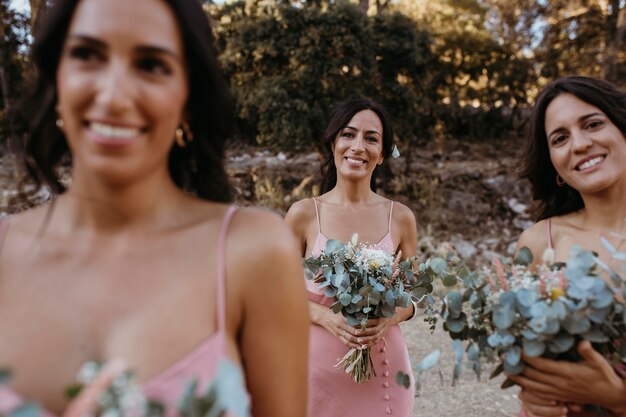 Hermosas damas de honor celebrando la boda de su amiga