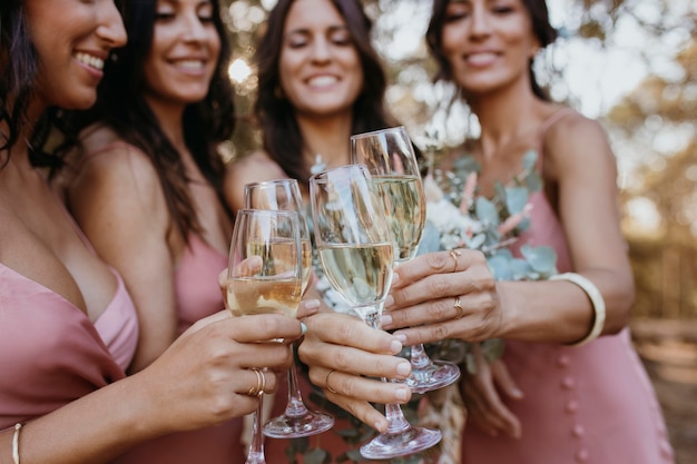 Hermosas damas de honor divirtiéndose al aire libre