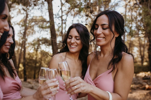 Hermosas damas de honor divirtiéndose al aire libre