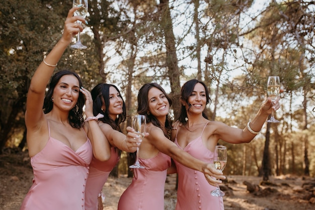 Foto gratuita hermosas damas de honor divirtiéndose al aire libre