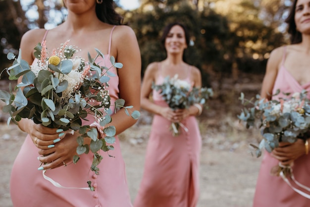 Foto gratuita hermosas damas de honor divirtiéndose