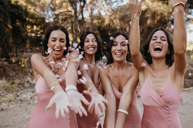 Foto gratuita hermosas damas de honor divirtiéndose