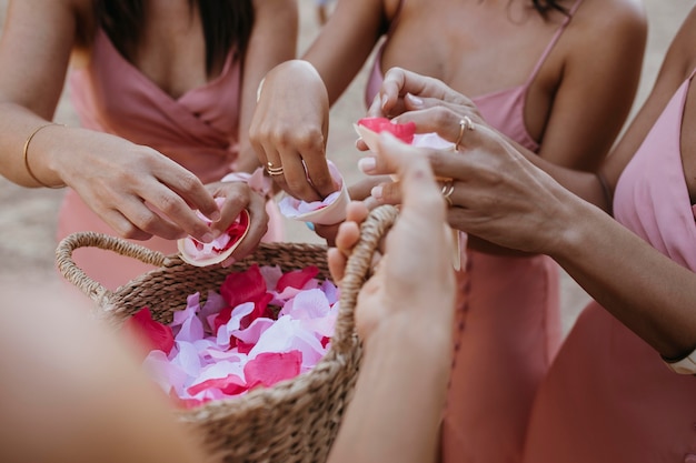 Hermosas damas de honor divirtiéndose