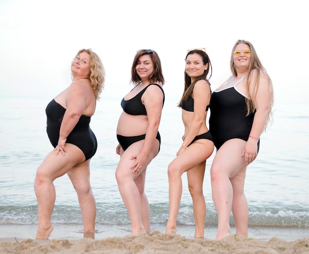 Foto gratuita hermosas damas en el playa