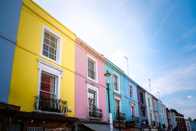 Foto gratuita hermosas fachadas de casas multicolores en notting hill