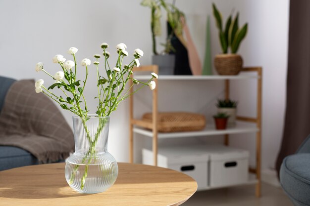 Hermosas flores blancas en florero