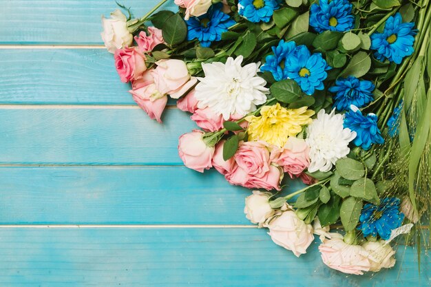 Hermosas flores florecientes en la mesa de madera