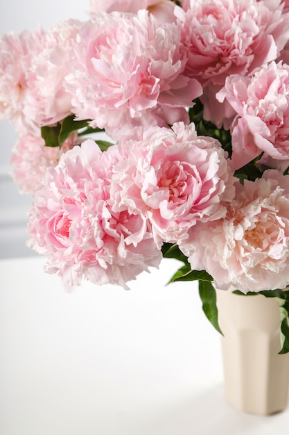 Hermosas flores frescas de peonía en un florero