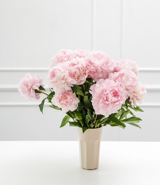 Foto gratuita hermosas flores frescas de peonía en un florero