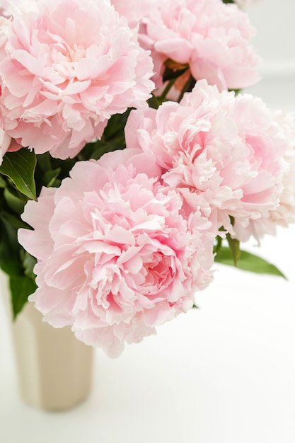 Hermosas flores frescas de peonía en un florero