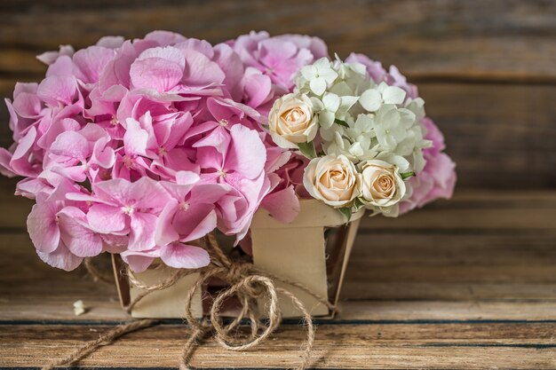 Hermosas flores frescas sobre fondo de madera, varias flores, lugar para texto, primer plano