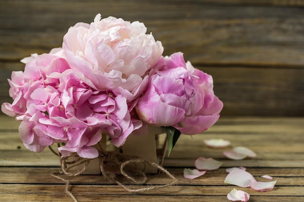 Hermosas flores frescas sobre fondo de madera, varias flores, lugar para texto, primer plano