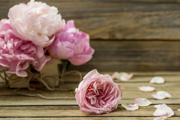 Hermosas flores frescas sobre fondo de madera, varias flores, lugar para texto, primer plano