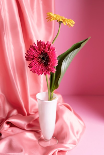 Hermosas flores de gerbera en florero