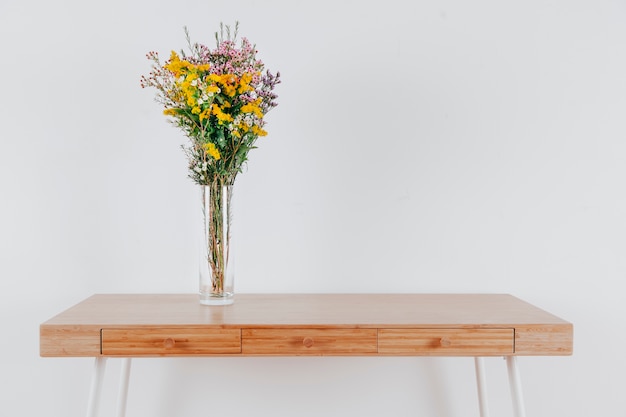 Hermosas flores en la mesa