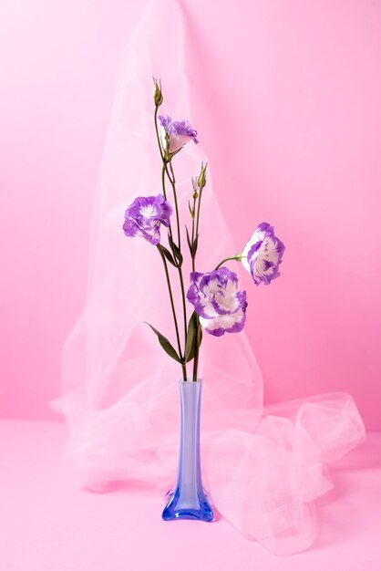 Hermosas flores moradas en florero