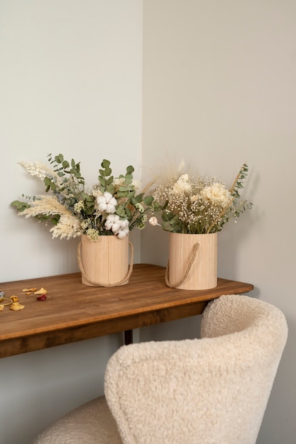 Hermosas flores secas en la mesa de madera