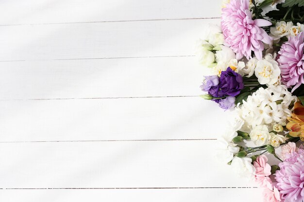 Hermosas flores sobre fondo de madera