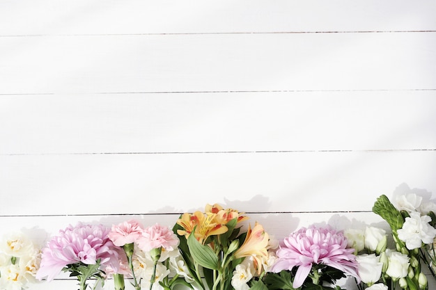 Hermosas flores sobre fondo de madera