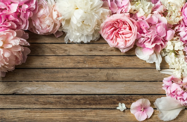 hermosas flores sobre fondo de madera