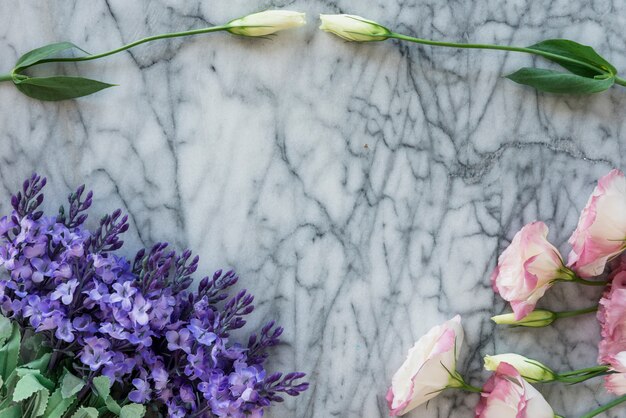 Hermosas flores sobre mesa de mármol