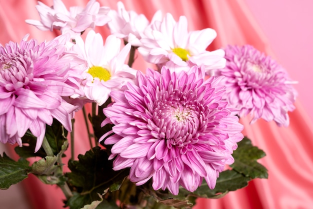 Hermosas flores con tela rosa.