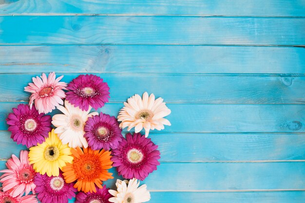 Hermosas frescas flores diferentes en la mesa